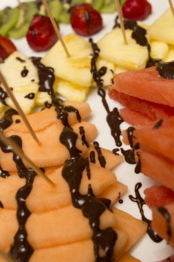 çeşitli meyveler ile çikolata kaplı dilim 