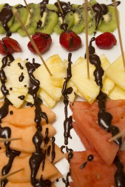 çeşitli meyveler ile çikolata kaplı dilim 
