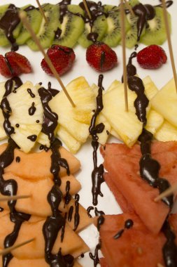çeşitli meyveler ile çikolata kaplı dilim 