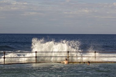 büyük dalgalar kıyıya kırma
