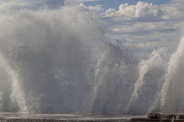 Bouře Velké Vlny Tříštící Pobřeží — Stock fotografie
