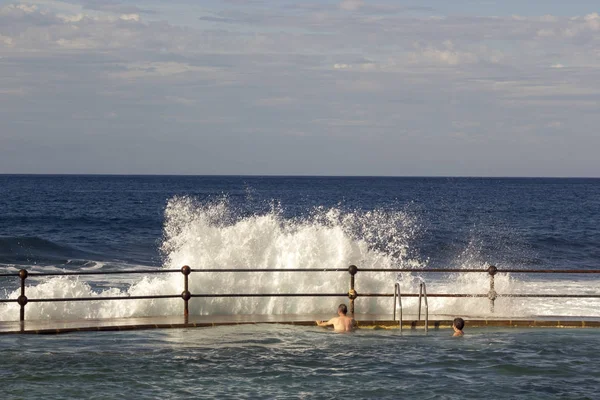 büyük dalgalar kıyıya kırma