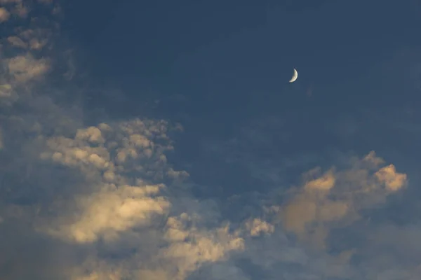 Lua Céu Pôr Sol Dramático Com Nuvens Silhueta Palma — Fotografia de Stock