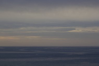 Dramatik gökyüzü bulutlar okyanus