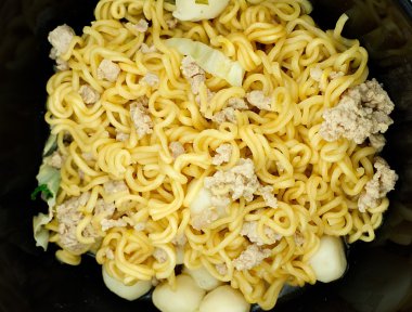 Sarı anlık erişte ve siyah kase, Closeup Üstten Görünüm