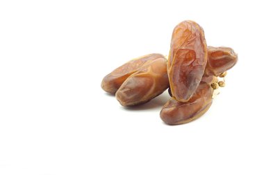 Medjool tarih veya palmiye meyve beyaz arka plan üzerinde