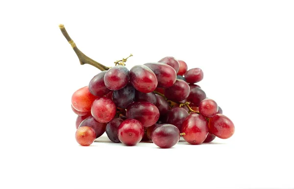 Racimo de uvas rojas pequeñas aisladas sobre fondo blanco —  Fotos de Stock