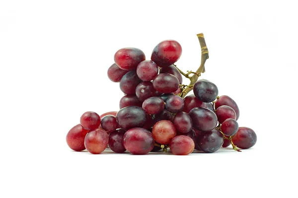 Racimo de uvas rojas pequeñas aisladas sobre fondo blanco —  Fotos de Stock