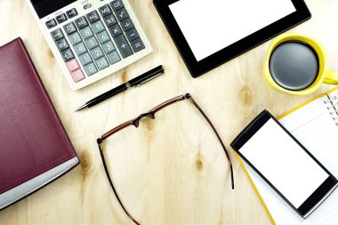 Kahverengi gözlük ve tablet Pc boş ekran, bir fincan kahve ile, 