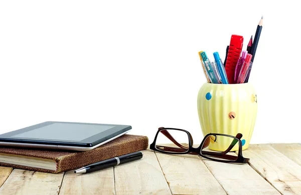 Tablet PC su notebook marrone, occhiali, penna e forniture per ufficio su w — Foto Stock
