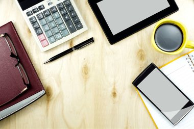 Notebook ve tablet Pc ile boş perde, bir fincan kahverengi gözlük