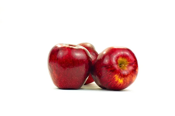 Groupe de trois pommes rouges fraîches sur fond blanc — Photo