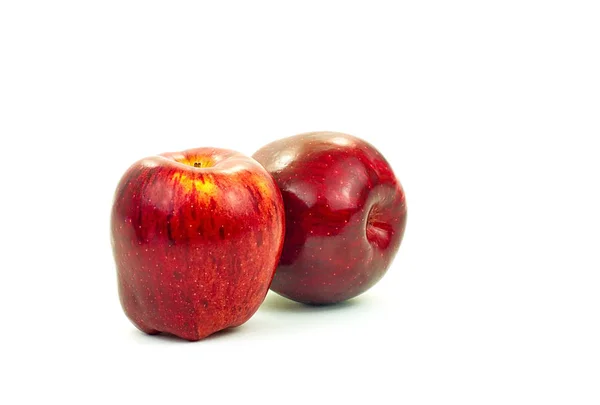 Groupe de deux pommes rouges fraîches sur fond blanc — Photo