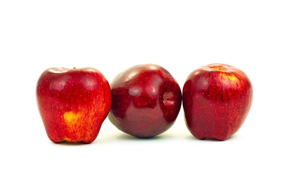 Beyaz zemin üzerinde üç kırmızı taze elma grup — Stok fotoğraf