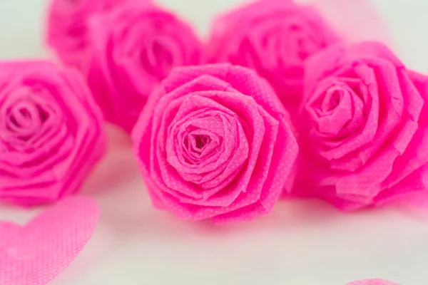 Rose fleur en tissu rose et petite harpe sur fond blanc pour V — Photo