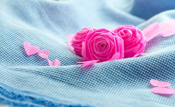 Rose rose et petit hart sur fond de tissu bleu pour Valentine — Photo