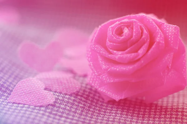 Roze roos en kleine hart op blauwe doek achtergrond voor Valentijn — Stockfoto