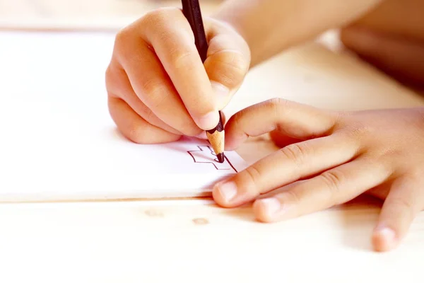 Little kid's hand drawing a car on white paper — Stock Photo, Image