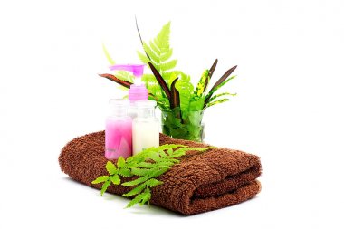 Şampuan ve duş jeli şişe ve br yeşil yapraklarda Spa set