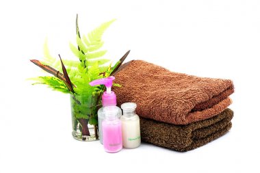 Spa set şampuan ve duş jeli şişe ve kahverengi havlu ve gr