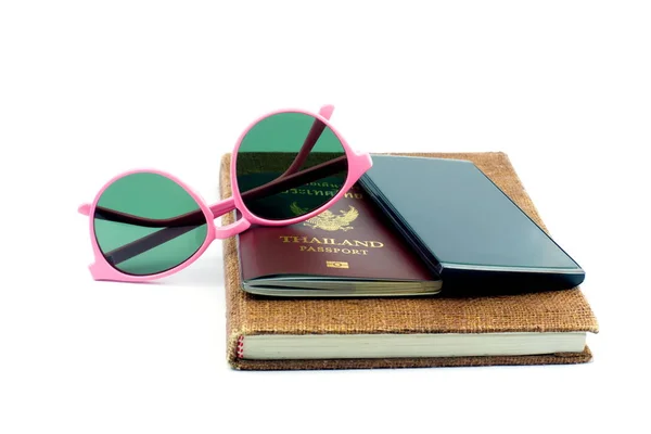 Hermosas gafas de color rosa y pasaporte de Tailandia con dinero tailandés en efectivo —  Fotos de Stock