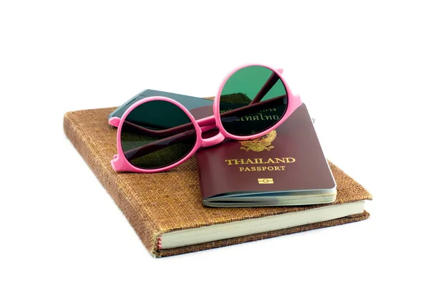 Bellissimi occhiali rosa e passaporto Thailandia con contanti tailandesi su — Foto Stock
