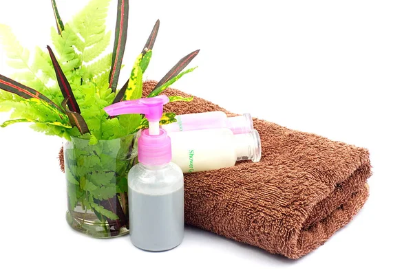 Wellness-Set mit Shampoo- und Duschgelflaschen und braunem Handtuch und Gr — Stockfoto