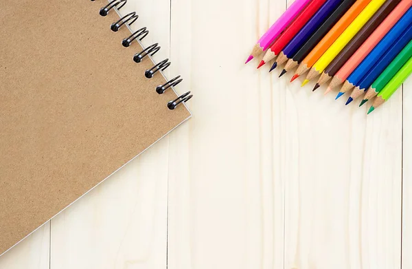 Παστέλ χρώμα μοτίβο και καφέ σχεδίασης βιβλία σχετικά με ξύλινα backgroun — Φωτογραφία Αρχείου