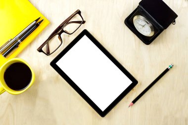 Boş beyaz ekran ekran ve gözlük, fincan ile tablet PC