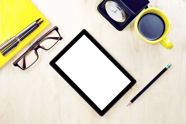 Tablet Pc z pusty biały ekran i okulary, filiżanka — Zdjęcie stockowe