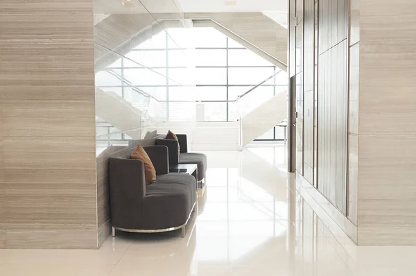Modern soffa i lobbyn på hotell med glas fönsterbakgrund — Stockfoto