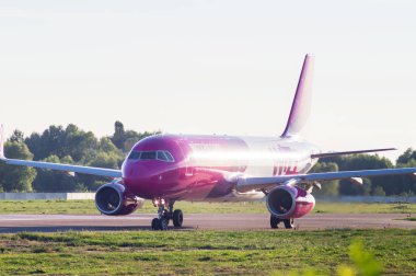 Uluslararası havaalanında Airbus Airplane Taksilemek