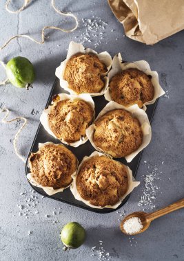 Feijoa Muffins kıtır kıtır tepesi ile