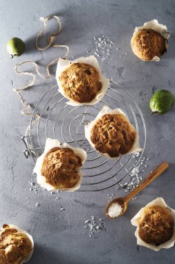 Feijoa Muffins kıtır kıtır tepesi ile