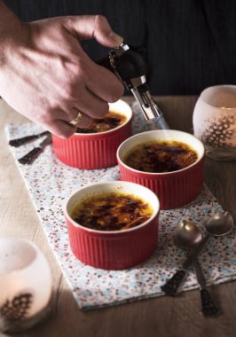 Kırmızı remekins Creme brulee