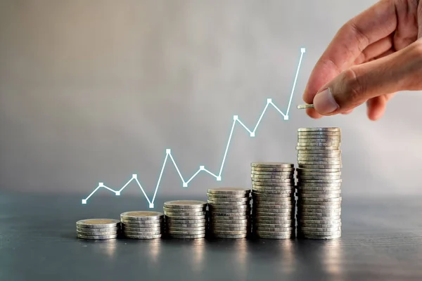 Hand stapeln Münzen auf schwarzem Holztisch mit Gewinnlinien-Chart-Wachstum nach oben. Business, Finanzen, Marketing, E-Commerce-Konzept und -Design — Stockfoto