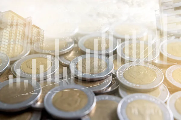 Birçok Tayland madeni parasına, bar grafiğine ve binanın arka planına iki kez maruz kalmışlar. İş, finans, pazarlama, e-ticaret konsepti ve tasarım