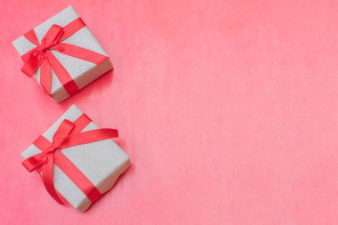 Üst manzara hediye kutularını kapatın. Kırmızı arkaplanda hediye kutuları olan kırmızı kurdele, kopyalama alanı olan paketlenmiş vintage kutu