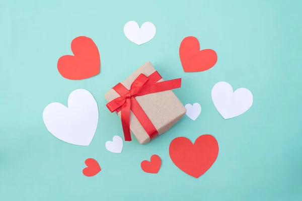 Caja Regalo Corazones Rojos Blancos Sobre Fondo Pastel Azul Concepto — Foto de Stock