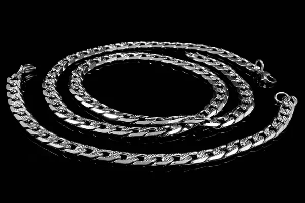 Set Halskette und Armband - Schmuck auf schwarzem Hintergrund — Stockfoto