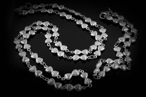 Комплект ожерелье и браслет - Ювелирные изделия на черном фоне — стоковое фото