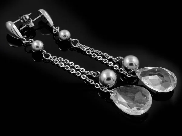 Σκουλαρίκια - κοσμήματα σε μαύρο φόντο — Φωτογραφία Αρχείου