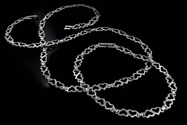 设置项链和手链-在黑色背景上的珠宝 — 图库照片