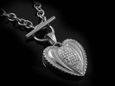 Kadınlar için kalp kolye