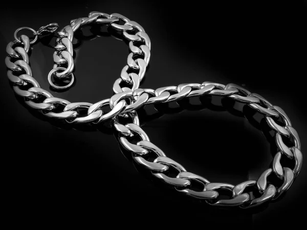 男人-奢华珠宝-不锈钢链 — 图库照片