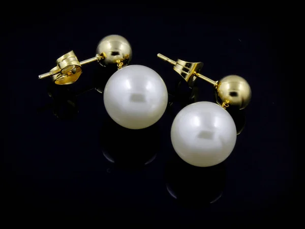Πολυτελή σκουλαρίκια για τις γυναίκες — Φωτογραφία Αρχείου