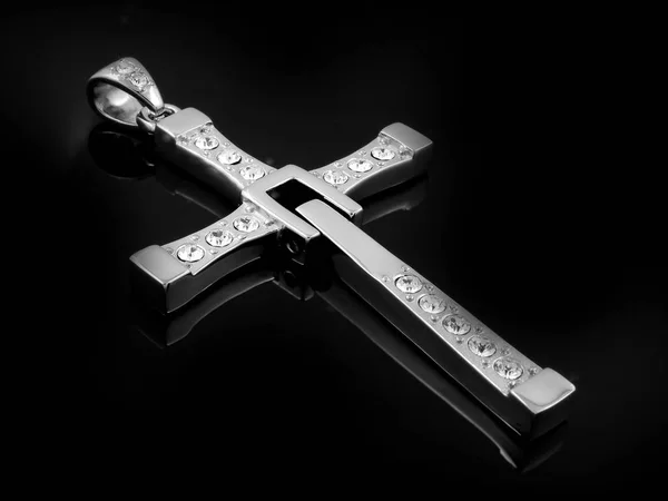 Krzyż naszyjnik srebro jeden kolor tła — Zdjęcie stockowe
