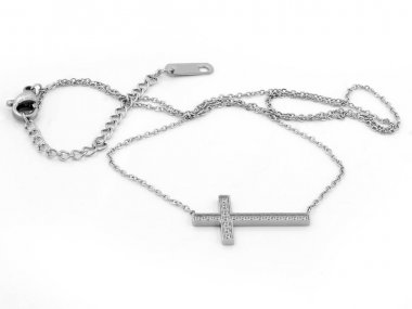 Kolye gümüş bir renk arka plan çapraz