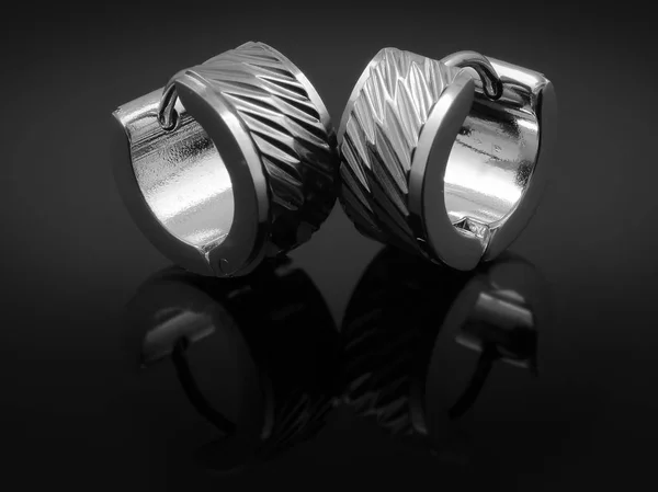 Boucles d'oreilles de luxe dames - fond noir — Photo