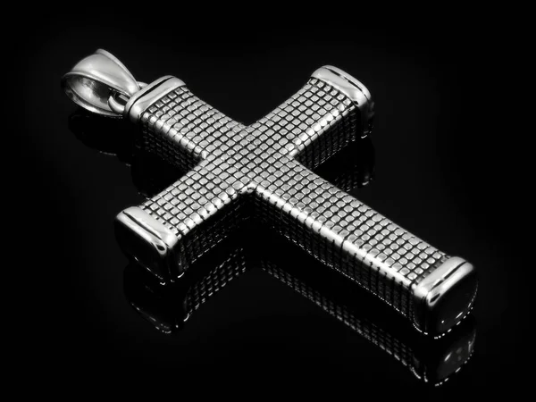 Stahlanhänger eines Kreuzes am Hals - Edelstahl — Stockfoto